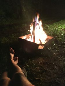 焚き火と足